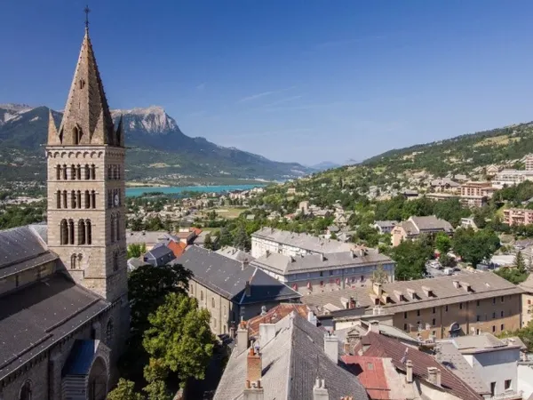 EMBRUN - entre lac de SERRE PONCON et montagnes à quelques pas 