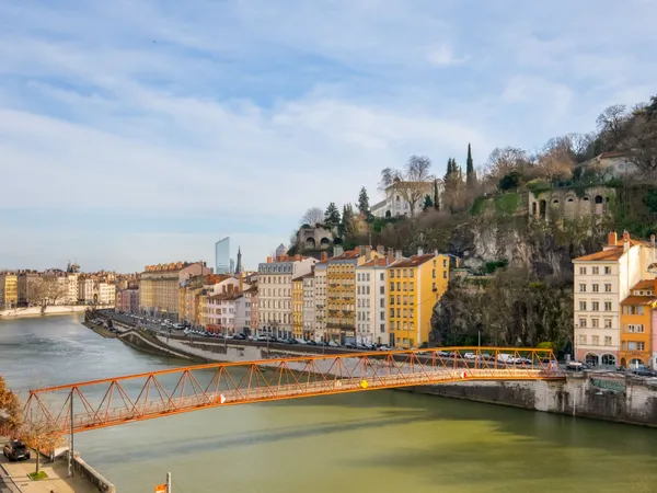 Quai Saint-Vincent, T6 de 180 m2, cachet et vue Saône 