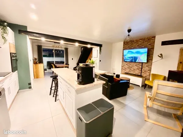 Maison de ville à louer sur La Bazoge centre bourg disponible 