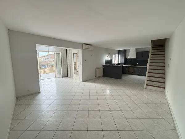 Maison de ville 76,91 m2 habitables avec garage de 64 m2, terrasse et dépendances Lunel centre 