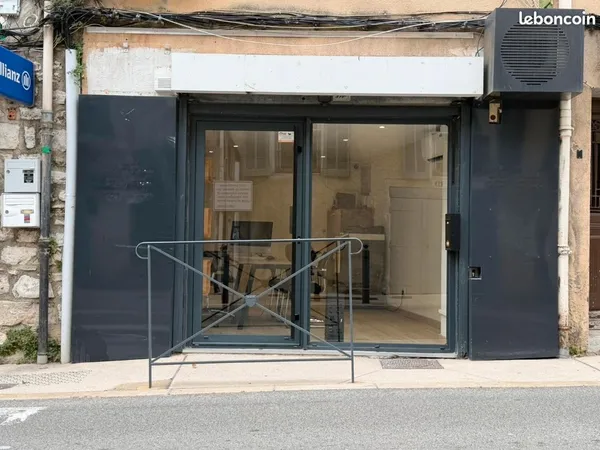 Local commercial de 16 m² avec grande vitrine 