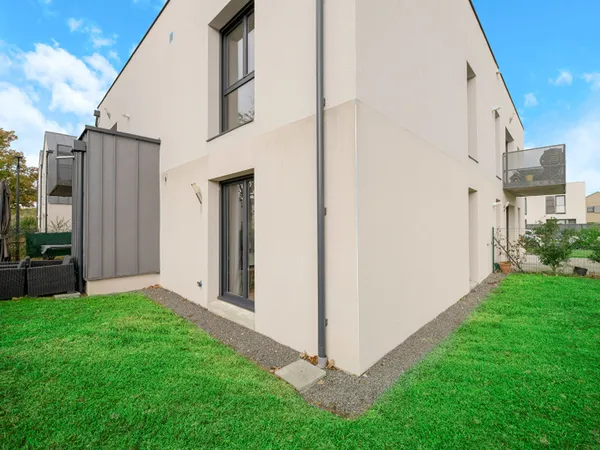 A vendre à LIFFRÉ, appartement Type 3 de 70m², jardin de 124m², deux chambres, deux places de 