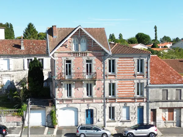 MAISON DE VILLE AVEC GRAND JARDIN 