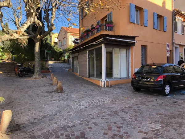 Local commercial 1 pièce 42 m² 