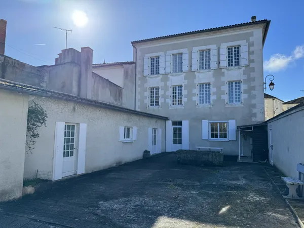 Maison Bourgeoise de 340 m2 - Terrain de 902 m2 clos 
