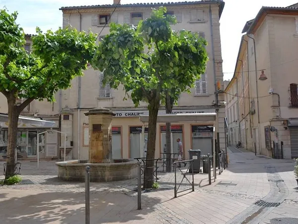 Vends immeuble en monopropriété avec deux commerces 