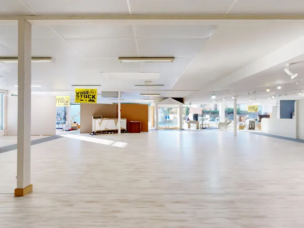 Local commercial de 1130 m2 avec espace stockage de 500 m2 