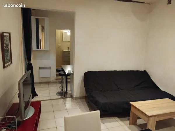 Loue studio meublé 620 