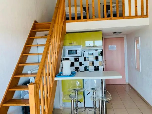 Studio Mezzanine meublé à Signes 