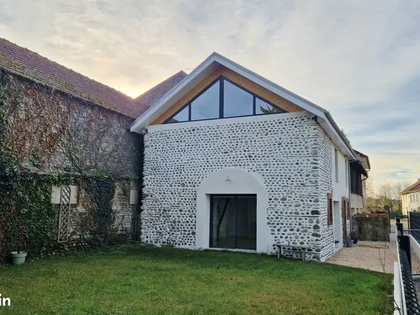Grange entièrement rénovée de 120 m2 avec séjour cathédrale et terrain de 300m2 