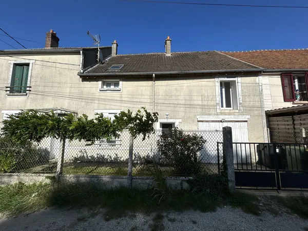 Appartement F2 dans une maison à la Trétoire 
