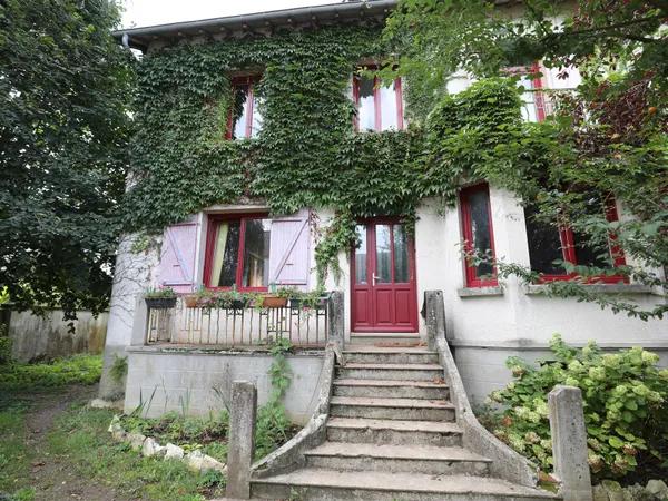 Manoir de caractère avec ferme dans le village 