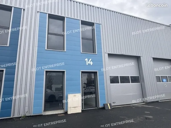 Local d'activité 151 m² 