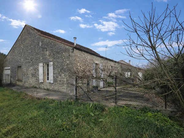 MAISON DE PLAIN-PIED EN PIERRE A RENOVER 