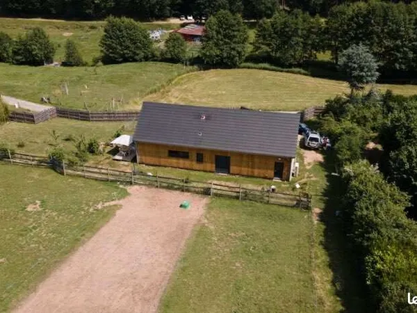 Maison récente Terrain presque 1 hectare 