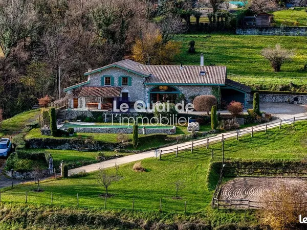 Propriété 7 pièces 232 m² 