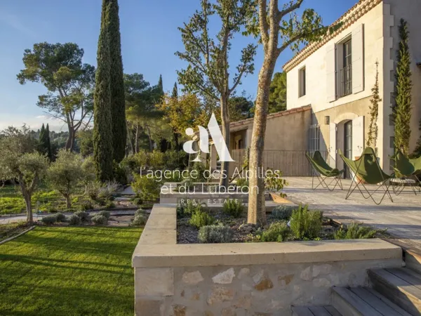 MAUSSANE LES ALPILLES - PROPRIÉTÉ AVEC VUE PROCHE CENTRE VILLAGE 