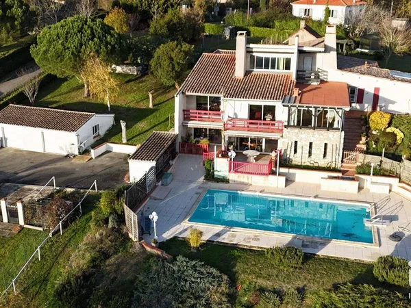 Maison 5 pièces 330 m² 
