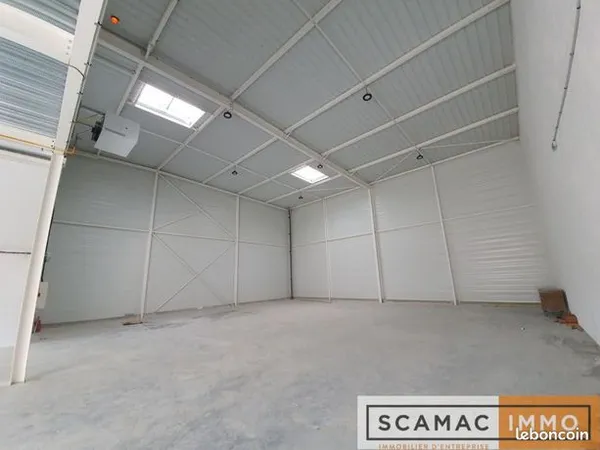Local d'activité 518 m² 