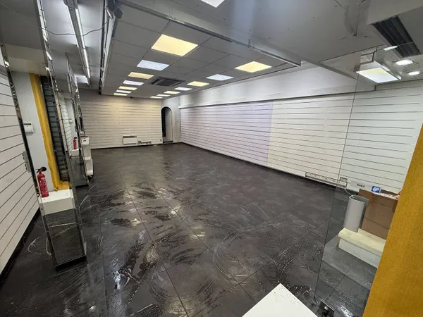 Local commercial 141 m² 