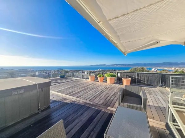 EXCLUSIVITE - VILLA SUR LE TOIT DE 5 PIECES VUE MER PANORAMIQUE 