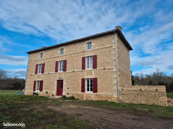Maison de maître datant de 1885 entièrement rénovée à vendre située sur un terrain de 7100 m2 