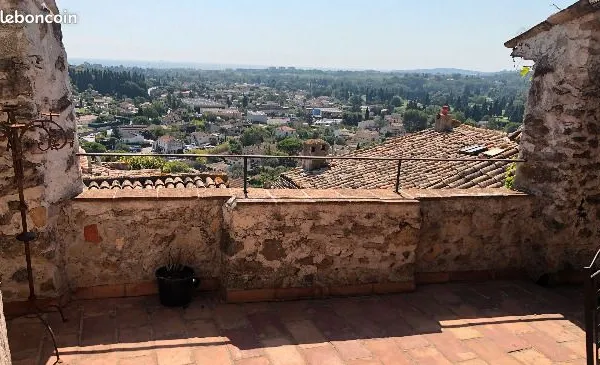 Maison de village à Biot, 117 m2, 5 pièces, vue mer, terrasse panoramique, meublée, originale 
