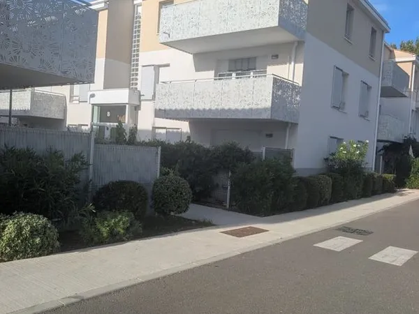 Appartement T3 (66 m2) récent avec terrasse et 2 places de parking - Entressen 
