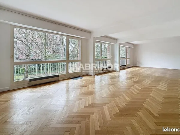 Bureau 5 pièces 172 m² 