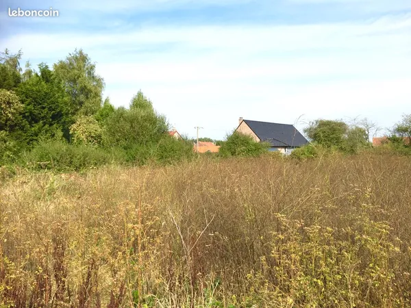 À SAISIR GRAND TERRAIN CONSTRUCTIBLE et entrepôt 