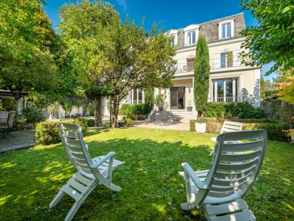 LES VALLÉES SUPERBE MAISON MANSART AVEC JARDIN 