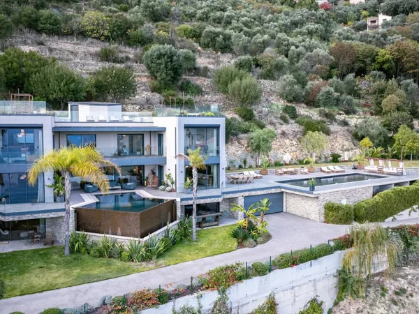 Superbe villa moderne proche de Monaco 