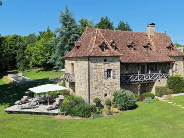 Propriété rare du XVIe siècle avec piscine, jardins et 13 hectar 