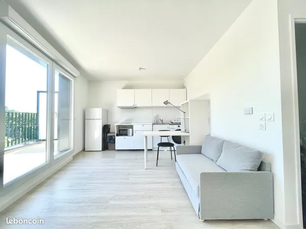 Grand studio avec balcon-Proche RER A 