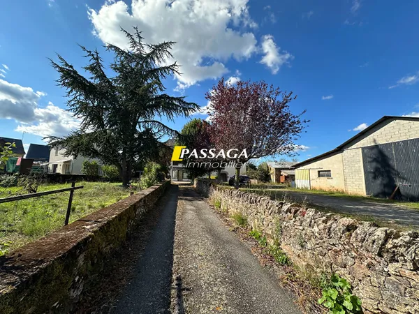 A VENDRE - Un terrain constructible et trois bâtiments agricoles - OLEMPS 
