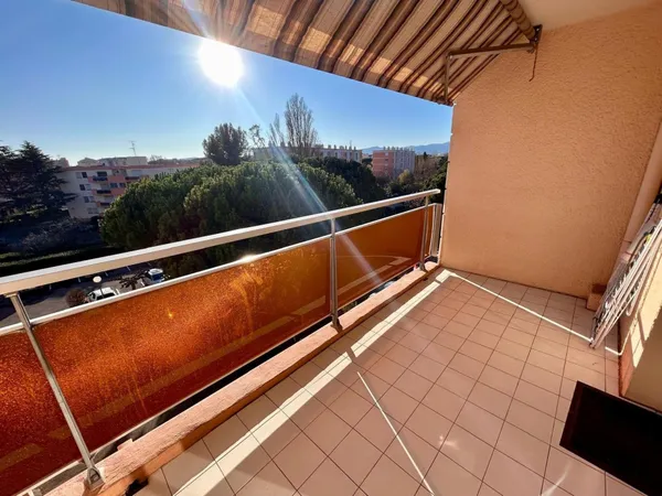 A VENDRE : T2 de 67m2 - FREJUS PLAGE. - À 3 MINUTES DE LA MER 