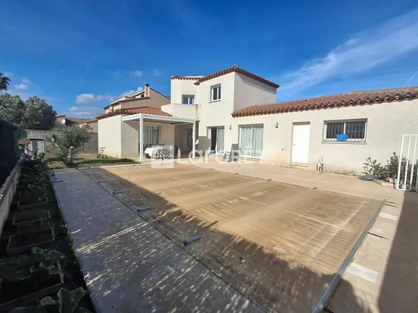 Villa 4 faces récente avec piscine et garage - Pia 
