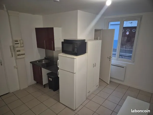 Studio meublé rénové 18 m2 - charges incluses - dispo immédiate 