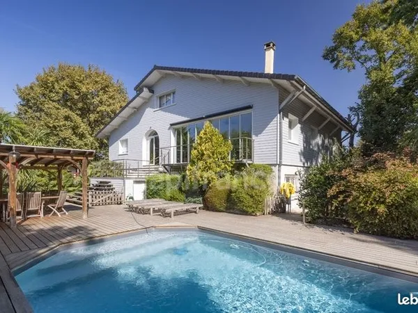 Maison 12 pièces 300 m² 