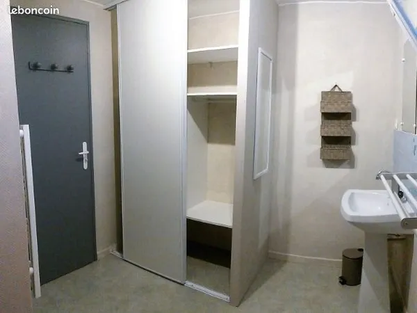 Appartement meublé - fonctionnel proche gare, commerces et écoles 