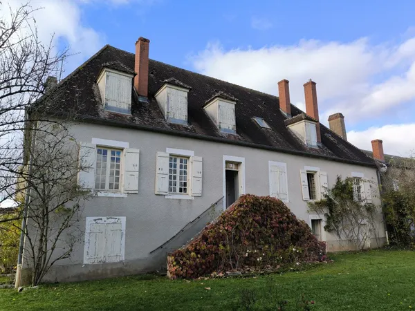 PROPRIÉTÉ SUR 5517 M2 AU COEUR DU BAZOIS 