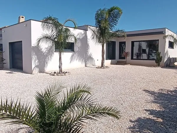 Maison contemporaine de 2018, située à 5 mn des plages de Leucate, 3 faces, plein pied, 111M2 + 