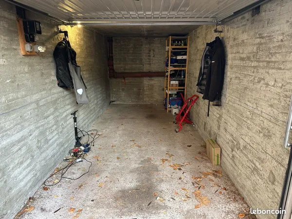 Emplacement moto dans un box 