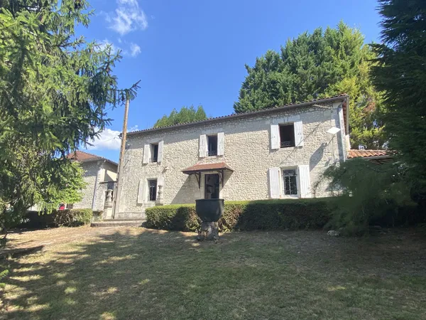 Proche Chalais, élégante maison de maître avec maison d amis sur 8972m² 