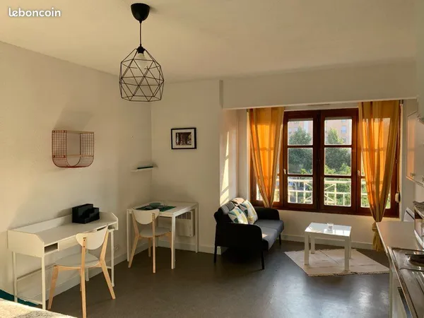 Grand studio proche commodités 
