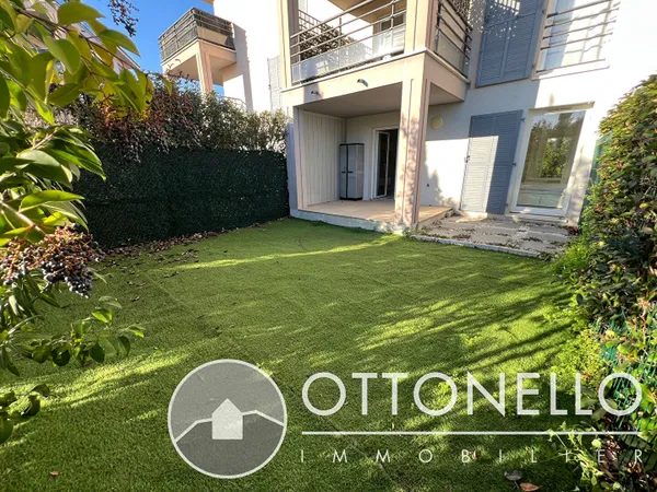 Appartement MEUBLÉ REZ DE JARDIN 2 pièces et parking privé. 