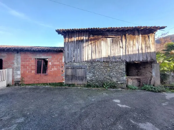 GRANGE A RENOVER AVEC DU TERRAIN SECTEUR "ARBAS" 