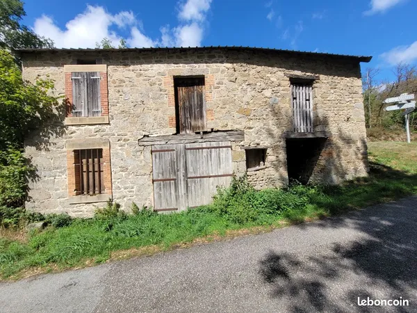 Maison à réhabiliter, grange et terrain 