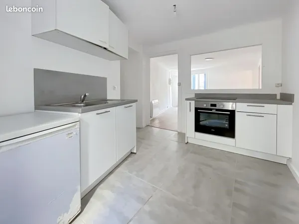 Location T2 bis refait à neuf situé au rdc d'un petit immeuble 