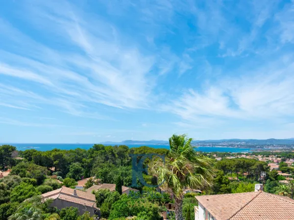 Maison T6 de 285 m² secteur du Brusc, splendide vue mer 